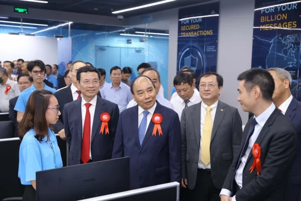 Chủ tịch nước Nguyễn Xuân Phúc cùng các đại biểu thực hiện nghi thức khai trương Trung tâm dữ liệu CMC Data Center Tân Thuận.