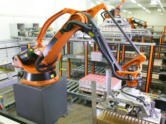 Robot bốc xếp hàng hóa được sử dụng trong nhiều kho hàng.