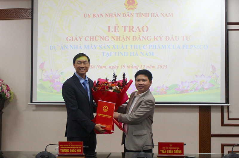 ng Trương Quốc Huy, Chủ tịch UBND tỉnh Hà Nam trao giấy phép đầu tư dự án cho Công ty TNHH Thực phẩm PepsiCo Việt Nam